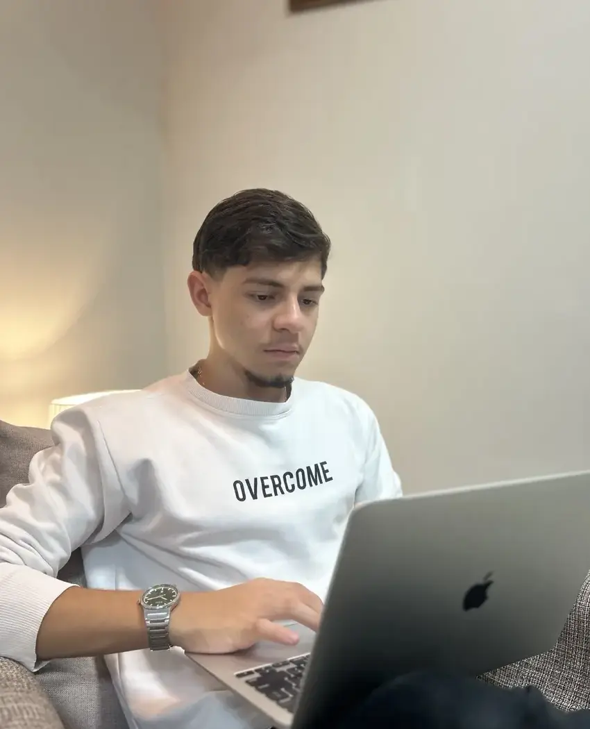 Ian Fernandes trabalhando em um notebook